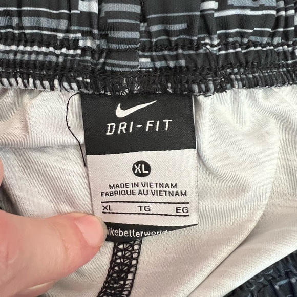 Men’s Nike Dri-Fit Black Gray Shorts - Picture 3 of 3